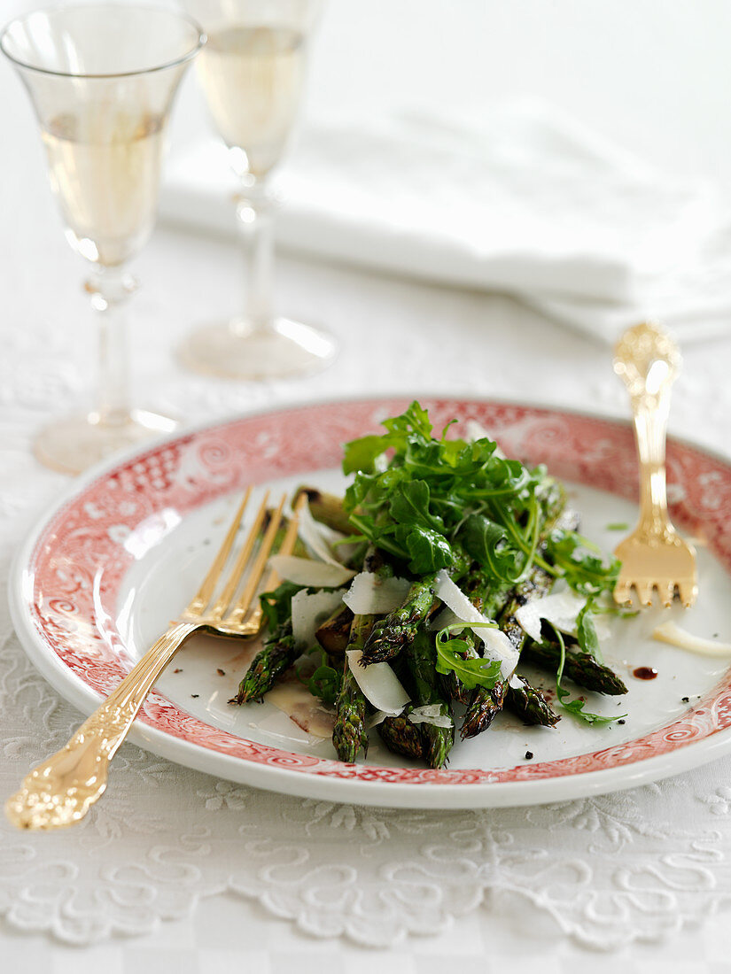 Grüner Spargel mit Balsamico-Glasur und Parmesan