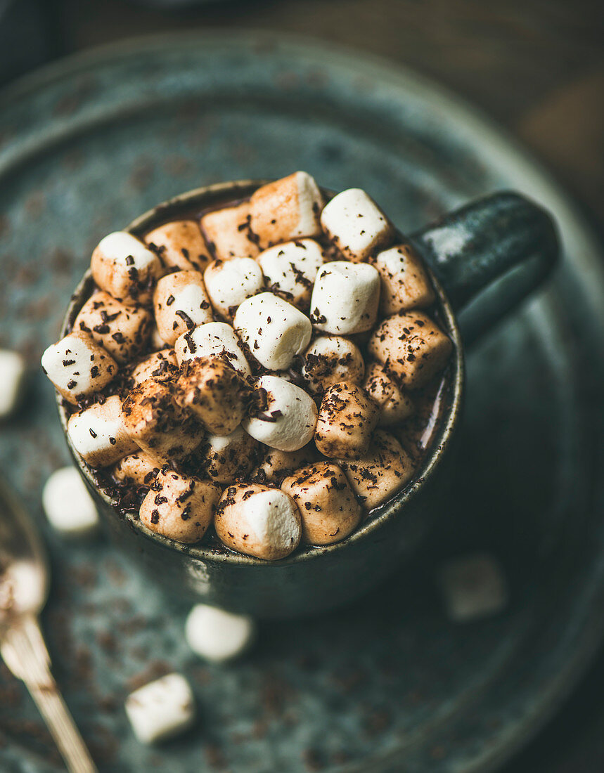 Wintergetränk: Heiße Schokolade im Becher mit Marshmallows