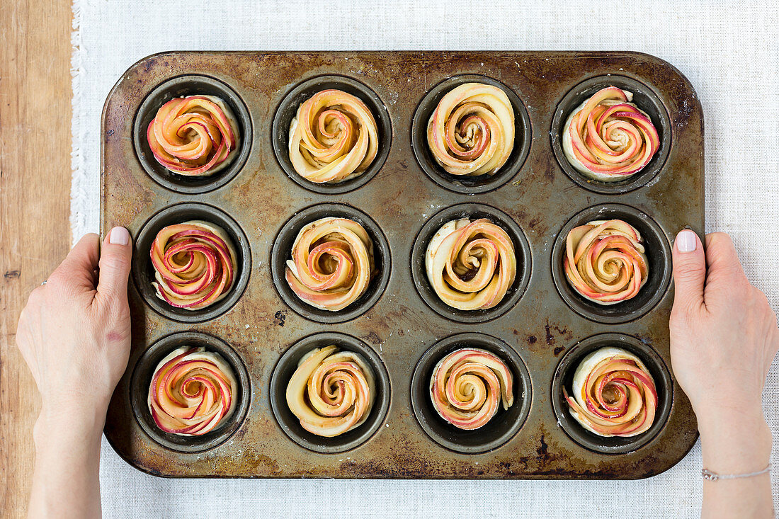 Apfelrosen-Törtchen im Muffinbackblech (Aufsicht)