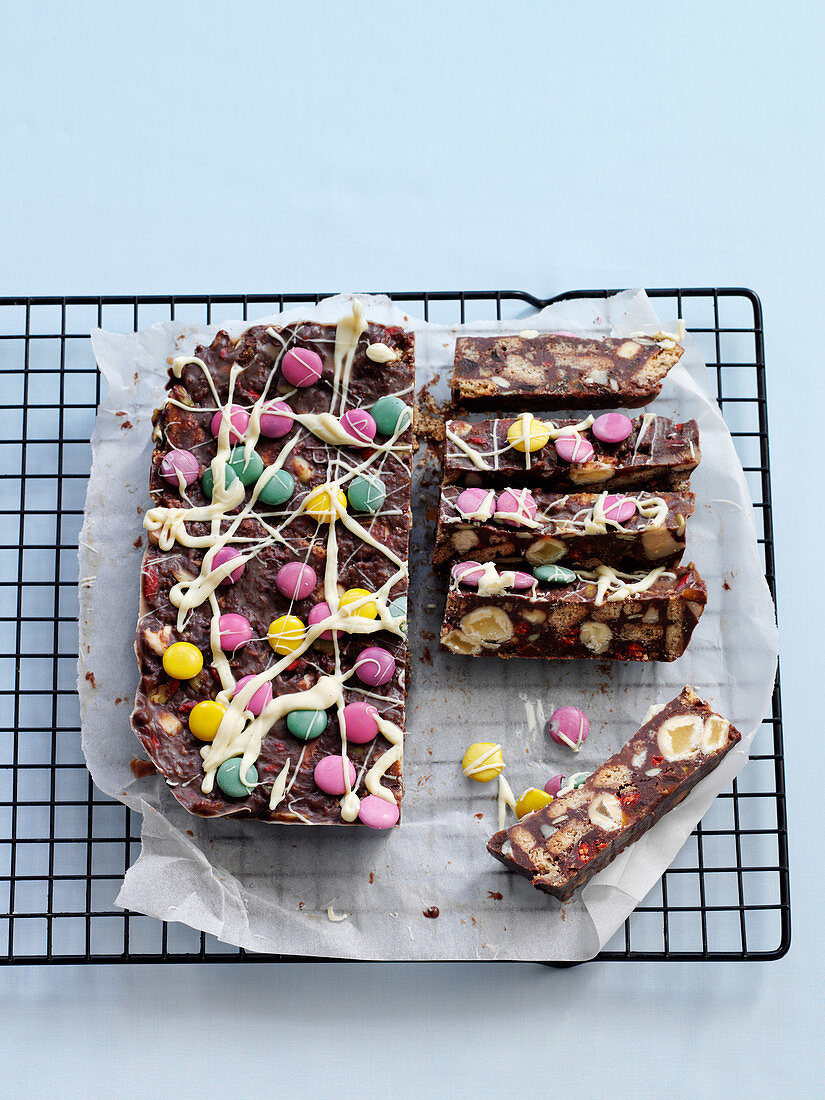 Schokoladen-Kühlschranktorte mit bunten Schokolinsen