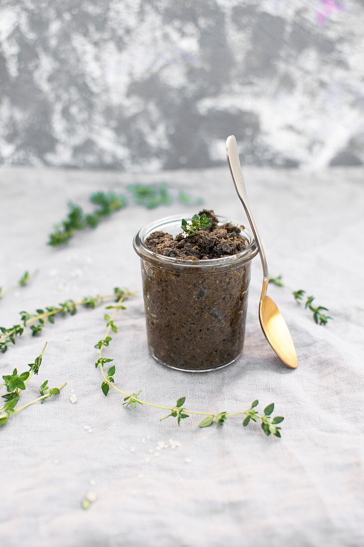 Vegane Tapenade aus schwarzen Oliven, Olivenöl, Kapern und Meersalz mit Thymian