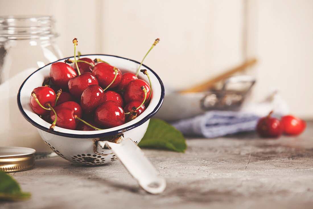 Zutaten für Kirschmarmelade: Kirschen in Vintage-Sieb