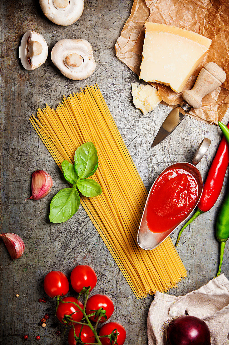 Zutaten für Nudelgerichte: Spaghetti, Gemüse, Käse und Basilikum