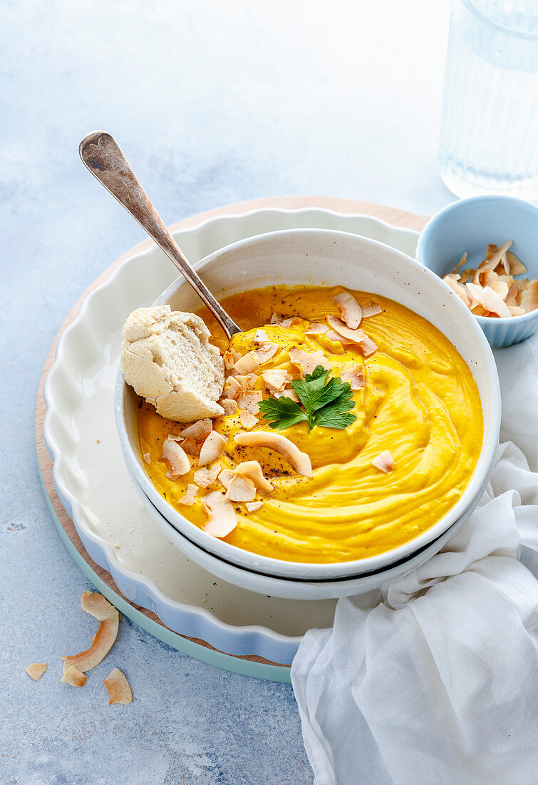 Röstkürbissuppe mit Kokos serviert mit Brot