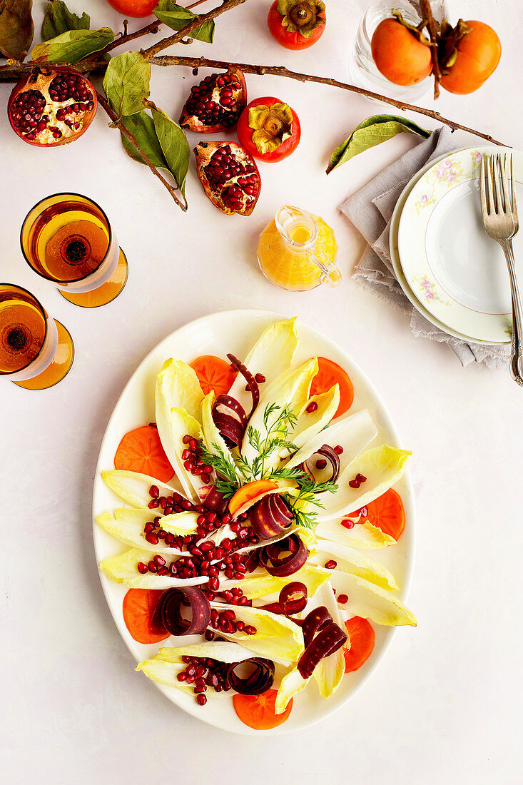 Chicoreesalat mit Kaki, Granatapfelkernen und Ziegenkäse-Dressing