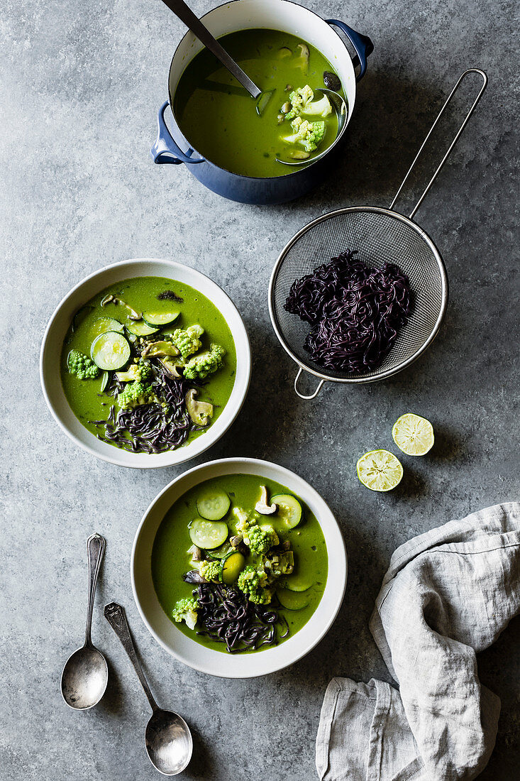 Grüne Gemüsesuppe mit schwarzen Reisnudeln und Koriander (Thailand)