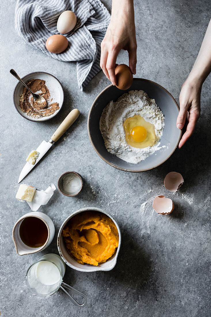 Teigzubereitung: Eier und Mehl vermischen (Aufsicht)