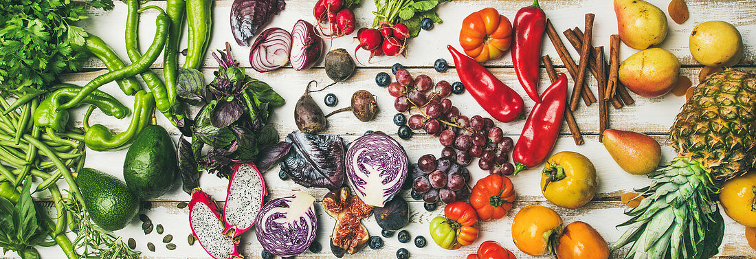 Stillleben mit Obst, Gemüse, Kräutern und Superfoods (bildfüllend, Aufsicht)