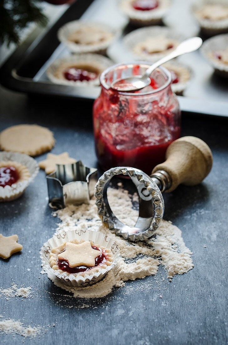 Cookies with raspberry jam