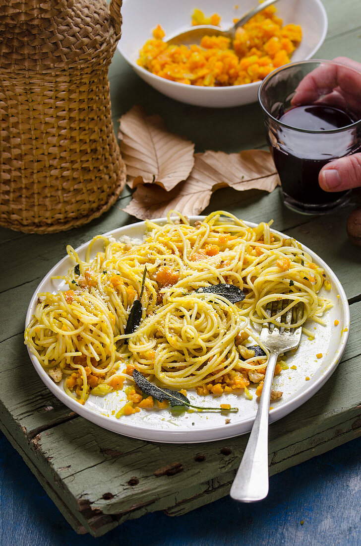 Spaghetti mit Kürbis-Carbonara, Salbei und gerösteten Haselnüssen