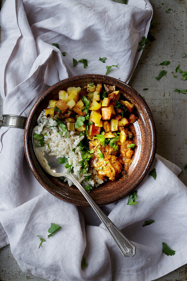 Curry mit Hühnerfleisch und Reis (Indien)