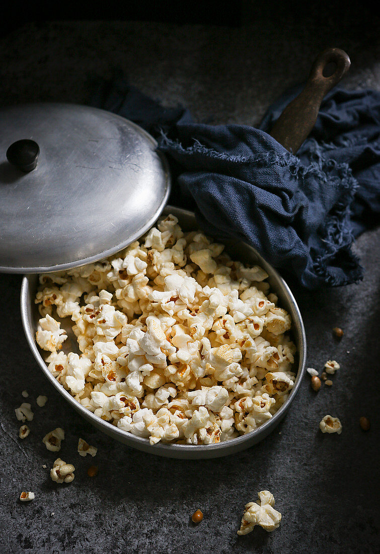 Frisch zubereitetes Popcorn in Vintage-Topf