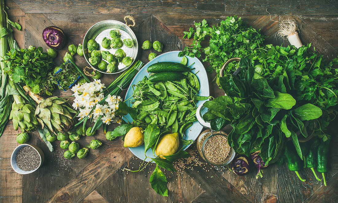 Stillleben mit gesunden Zutaten für die vegane Frühlingsküche (Aufsicht)