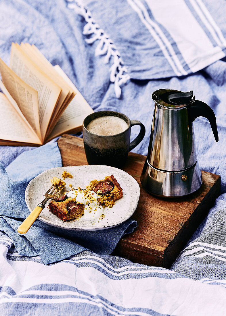 Frangipane-Kuchen mit Feigen und Pistazien serviert mit Kaffee zum Picknick