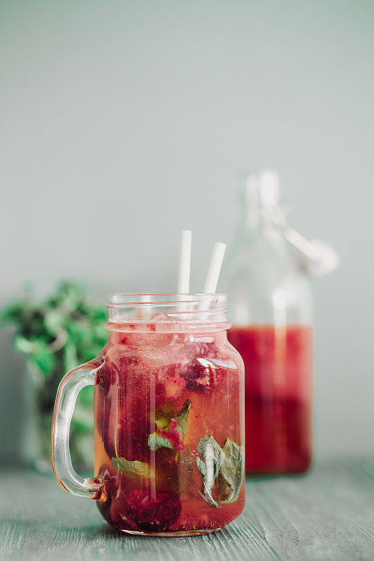 Erfrischendes Getränk mit Waldbeeren und Minze