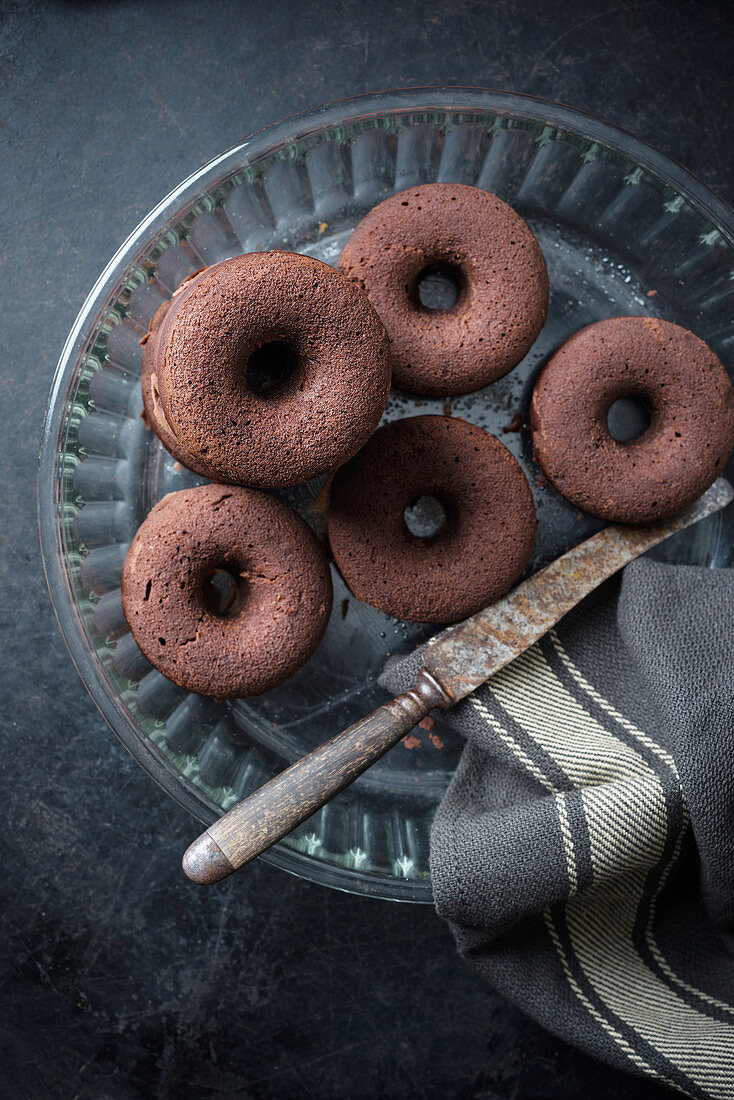 Vegane ofengebackene Schokoladen-Donuts