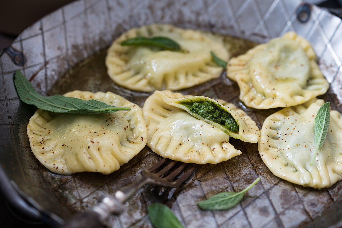 Vegane Ravioli mit grünem Pesto in Salbeibutter