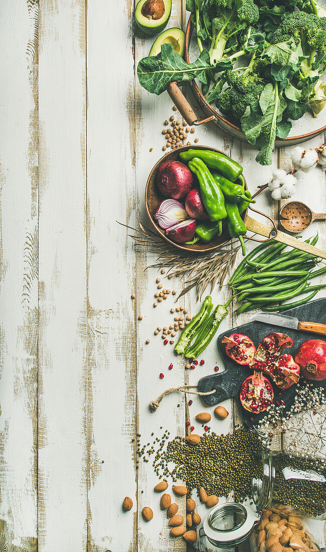 Stillleben mit Zutaten für die gesunde vegane Winterküche (Aufsicht)
