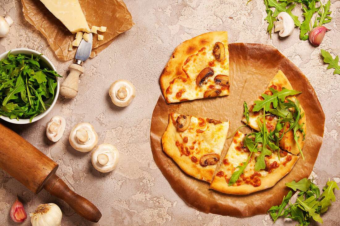 Veggie-Pizza mit Champignons, Rucola und Parmesan