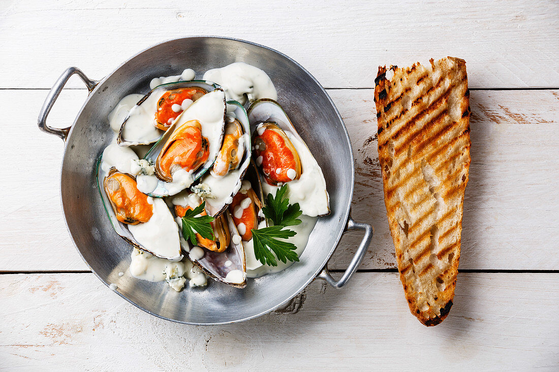 Miesmuscheln mit Blauschimmelkäsesauce und Brot