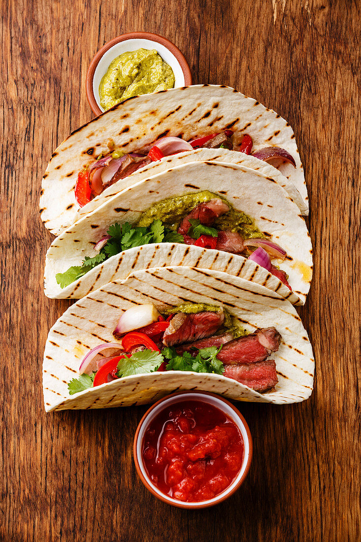 Fajitas mit gegrillten Rindersteakstreifen, Paprika und Salsa (Mexiko)