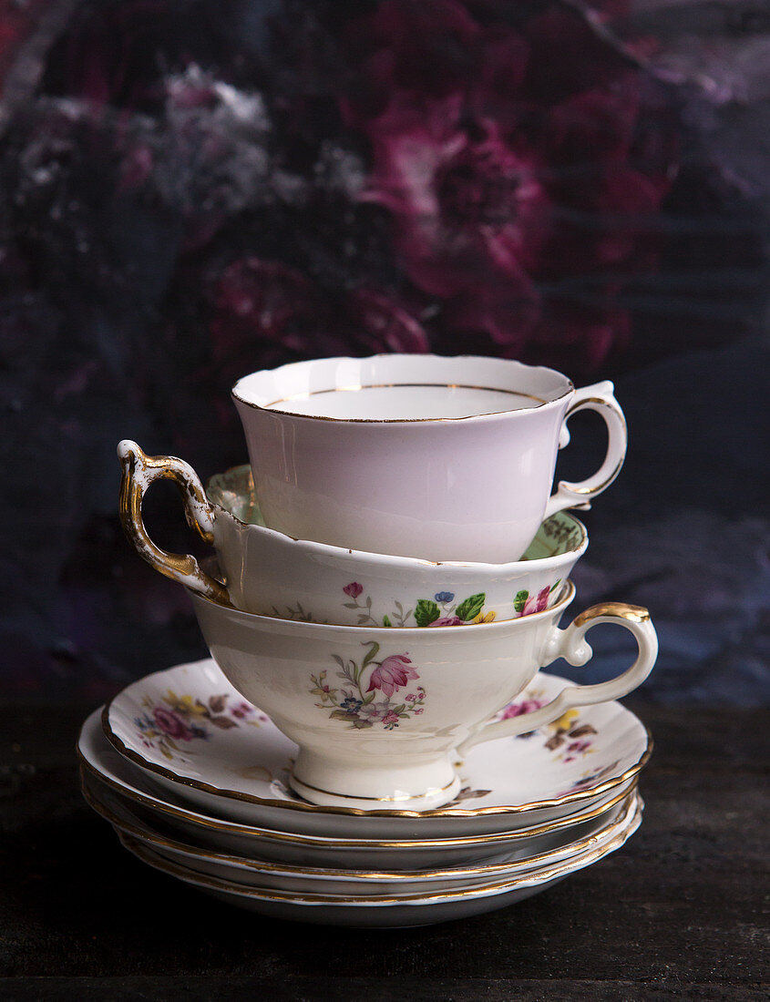 Drei gestapelte Vintage-Teetassen und Untertassen aus Porzellan