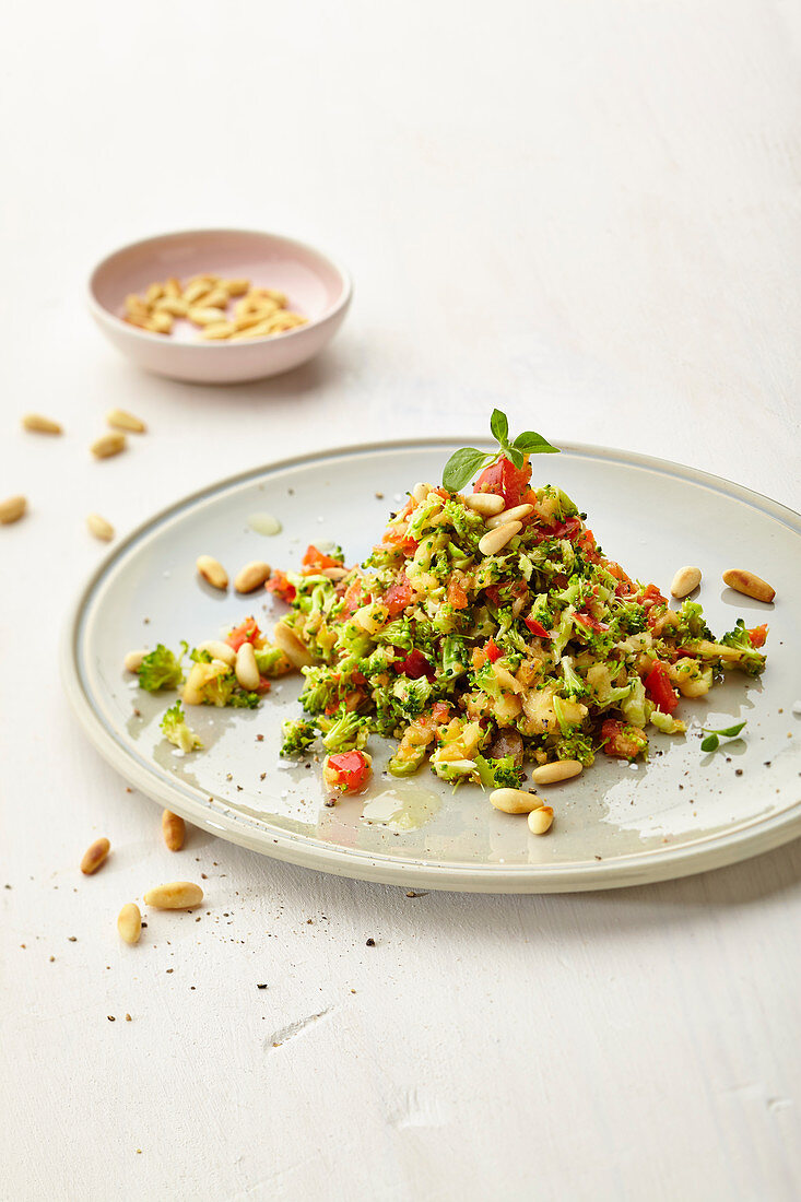 Fruchtiger Broccolisalat mit Pinienkernen