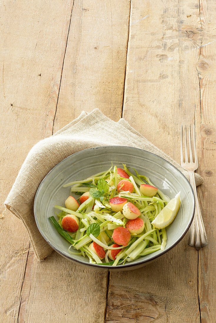 Puntarella-Salat mit Apfelstückchen und Minze (Italien)