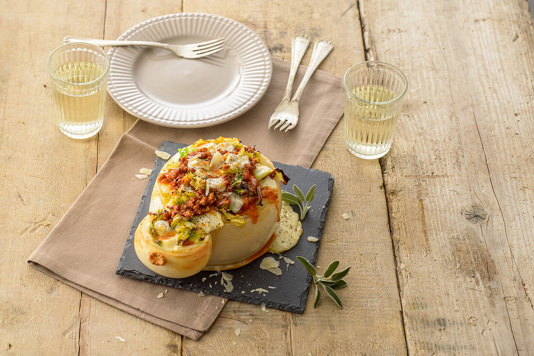 Gebackener Caciocavallo-Käse mit Hackfleisch und Kohl (Italien)