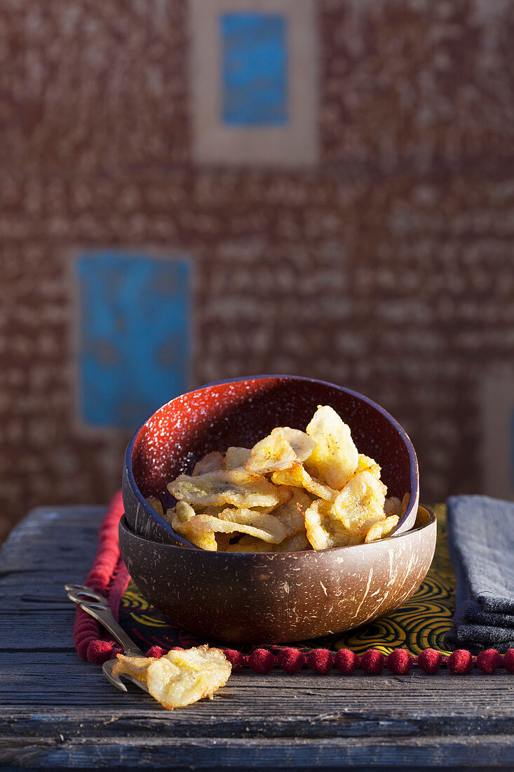 Frittierte Kochbananenchips mit Ingwer (Elfenbeinküste, Afrika)