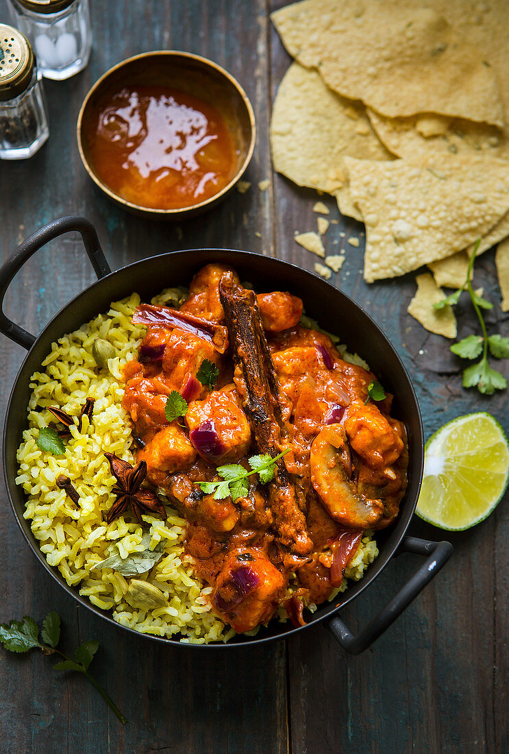 Vegetarisches Tikka Masala mit Quorn, dazu Reis, Chutney und Papadams (Indien)