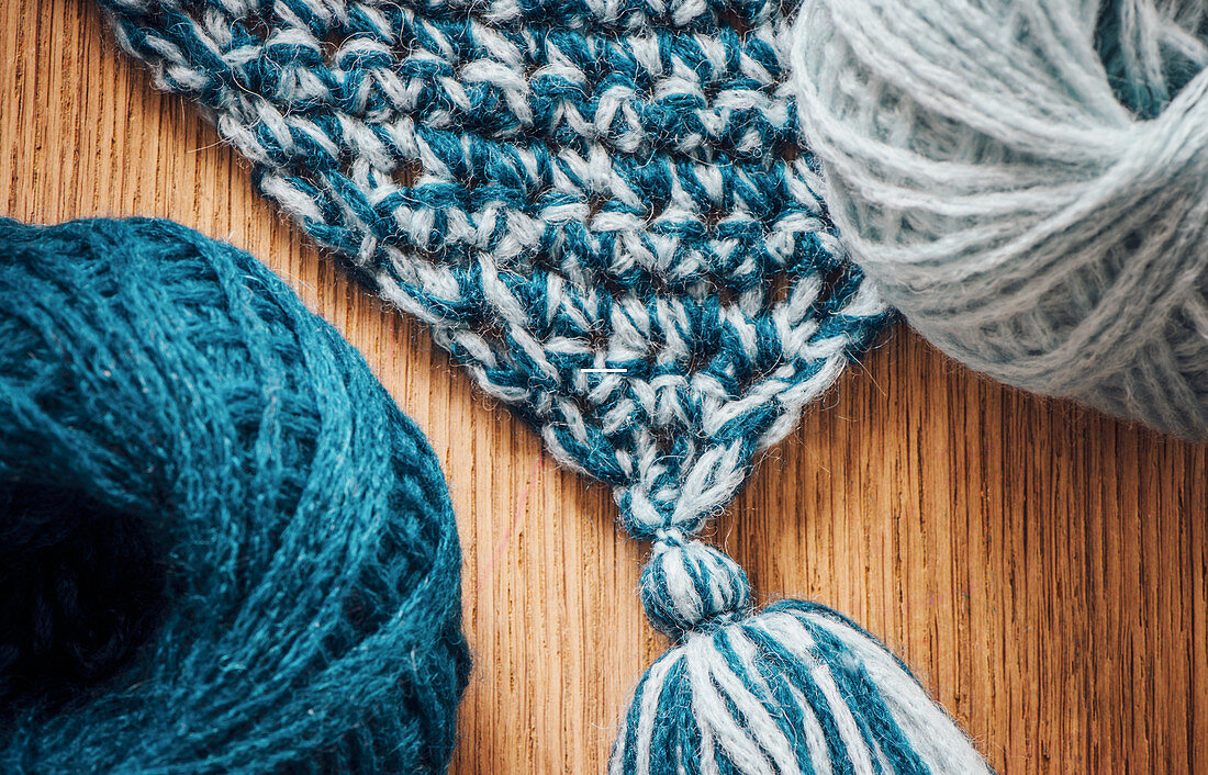 A bi-coloured crocheted shawl (detail)
