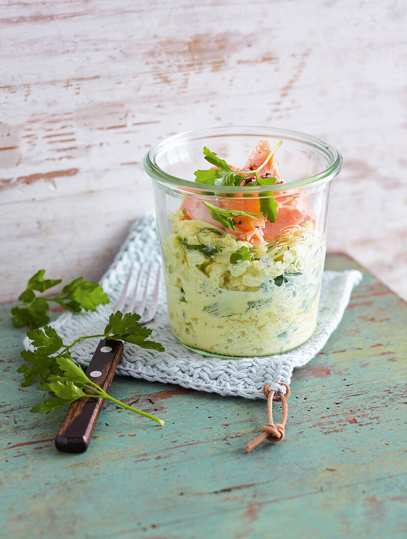 Kohlrabi-Petersilien-Salat mit Stremellachs 'To go'