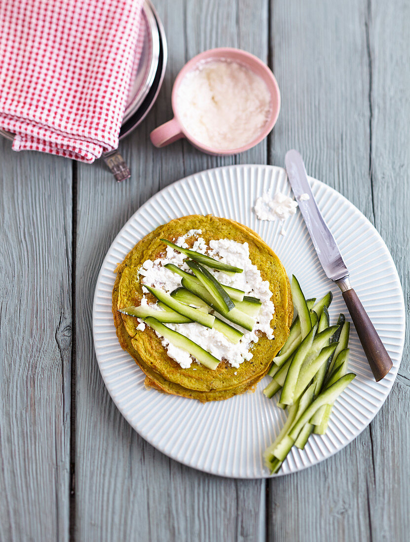 Kürbiskernpfannkuchen mit körnigem Frischkäse und Gurke (Low Carb)