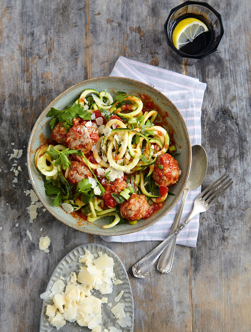 Bunte Zoodles mit Hackfleischklösschen (Low Carb)