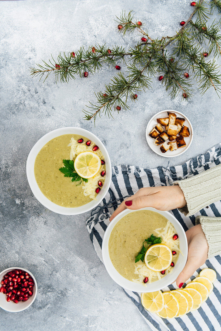 Winterliche Broccolisuppe mit Käse, Zitronen, Croûtons und Granatapfelkernen