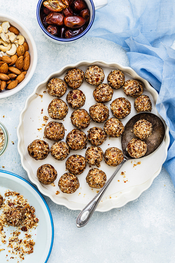 No Bake Dates Granola Energy Balls with Oats, Dates, Cashew nuts and Almonds