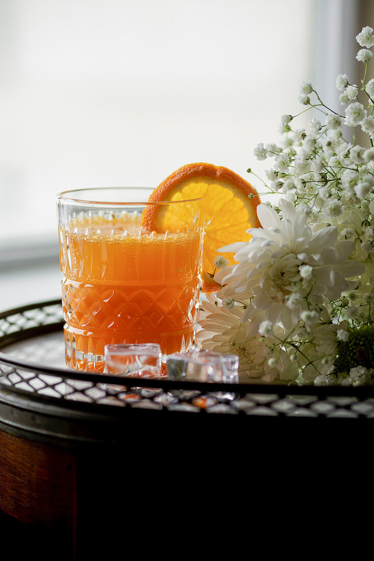 Karotten-Orangencocktail im Glas auf Tablett