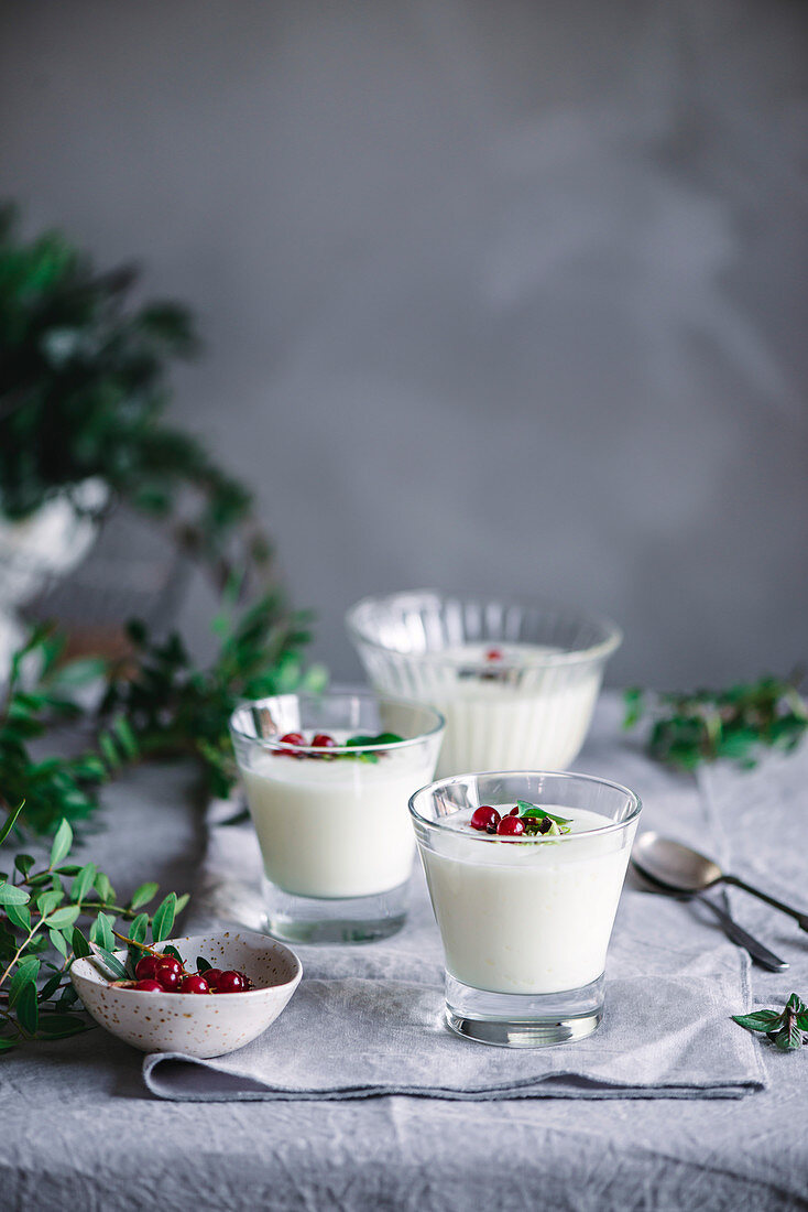 Zitronenmousse in Dessertgläsern