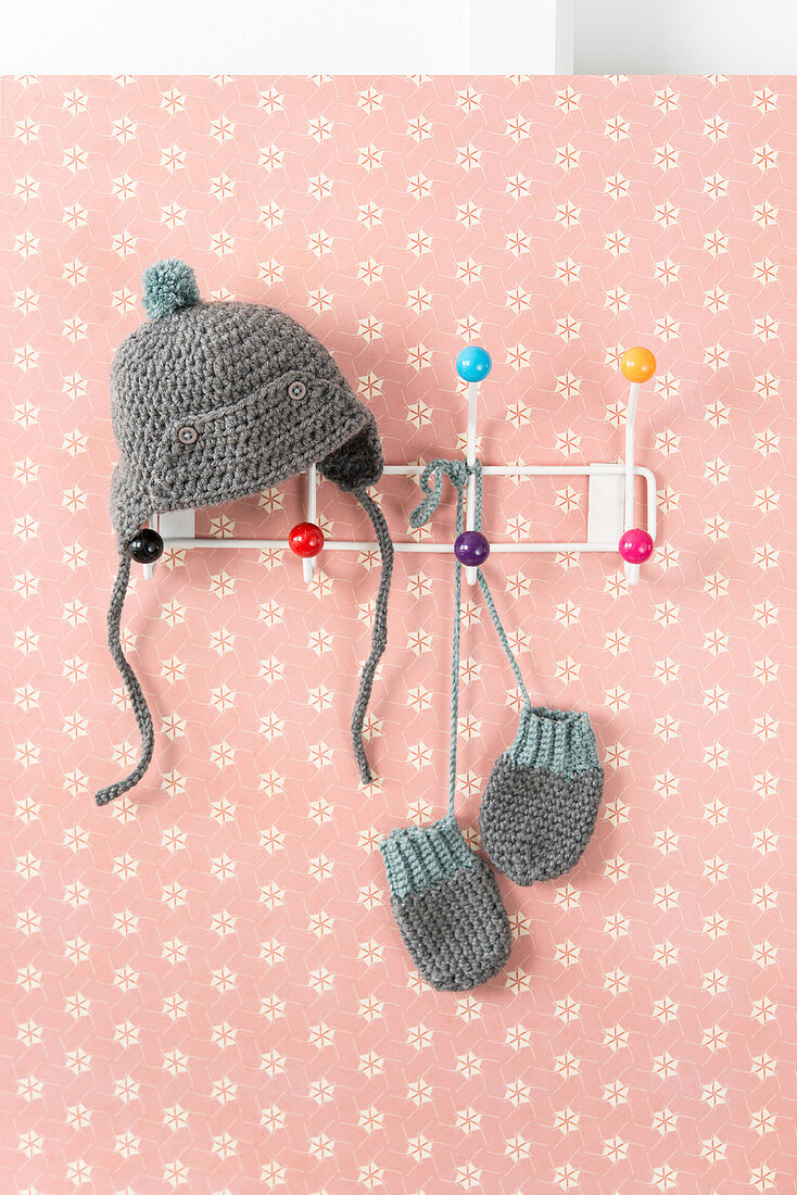 A crocheted hat and gloves for babies