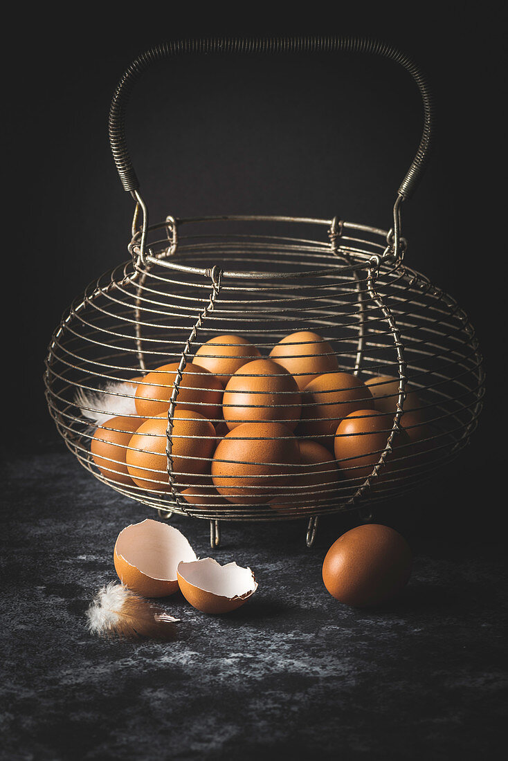 Frische Eier im Drahtkorb