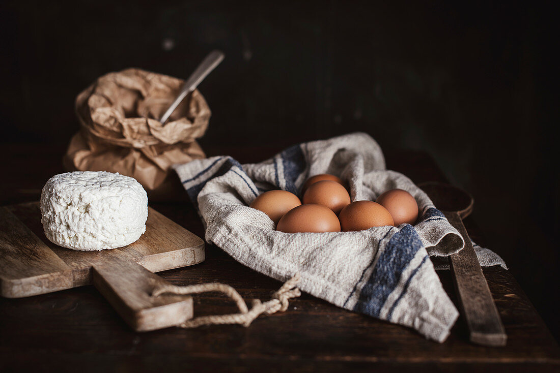 Stillleben mit Hüttenkäse, Eiern und Mehl