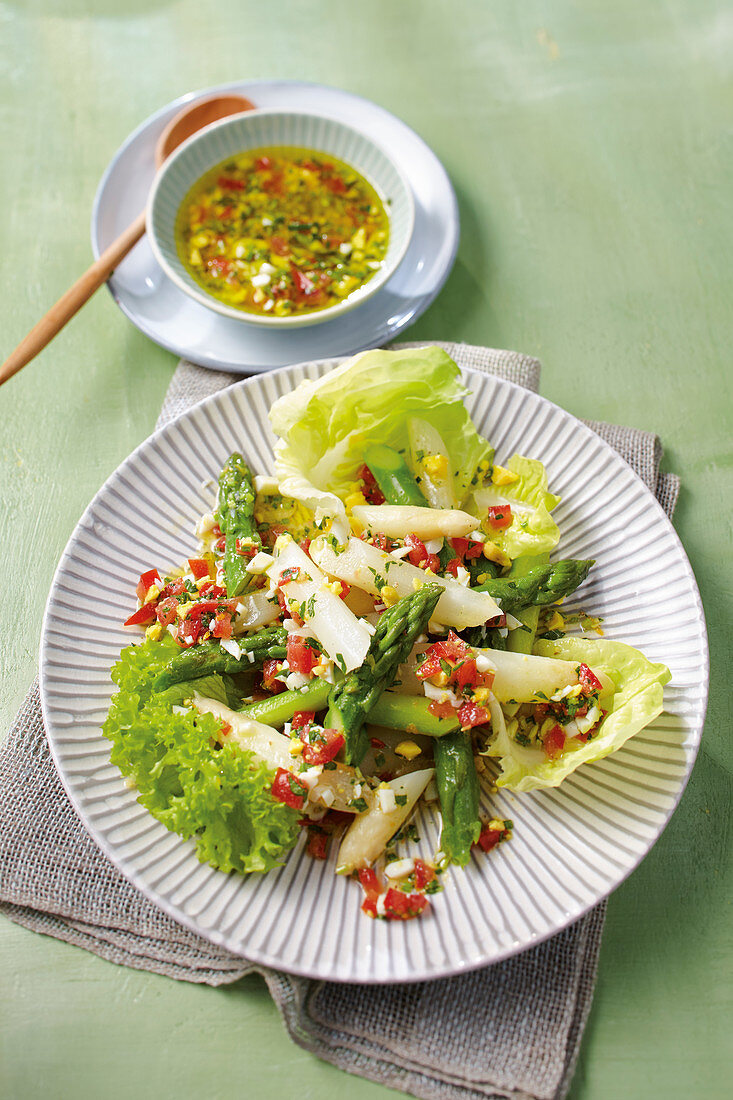 Grün-weißer Spargelsalat mit Tomaten-Eier-Vinaigrette