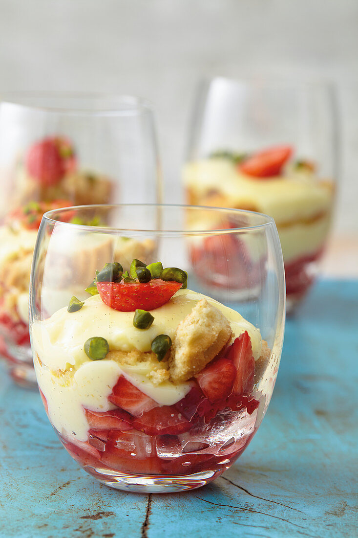 Vanillepudding mit Butterkeksen und Erdbeeren