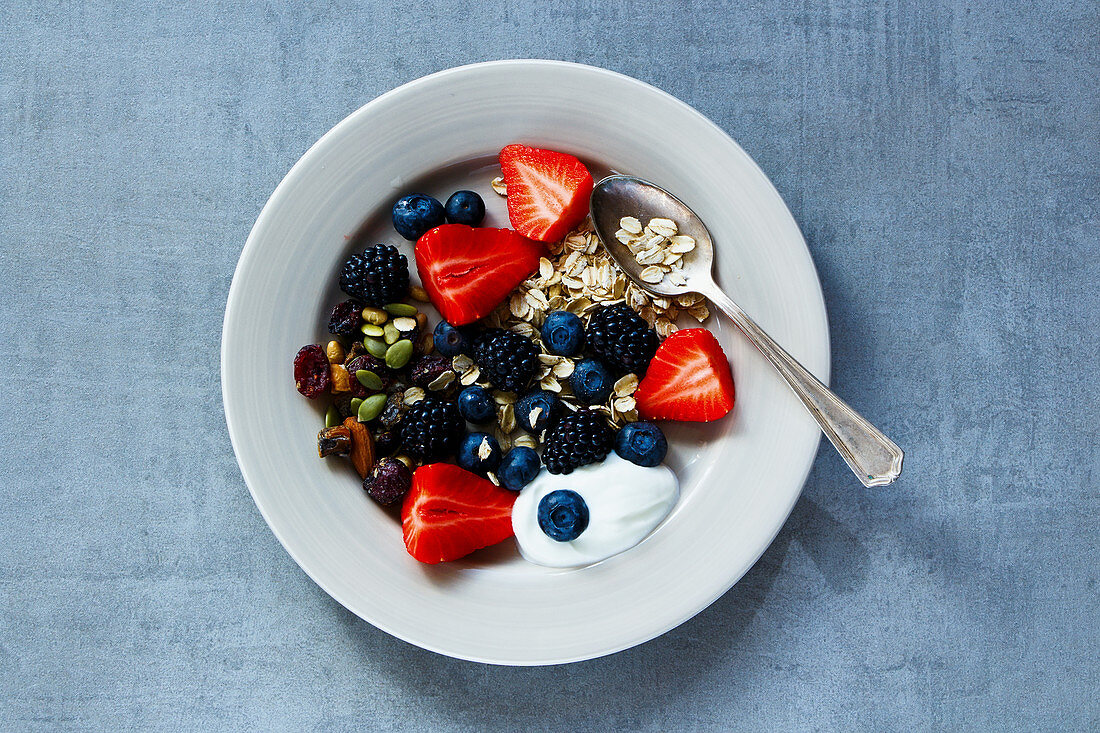 Müsli mit Haferflocken, Beeren, Joghurt und Samen