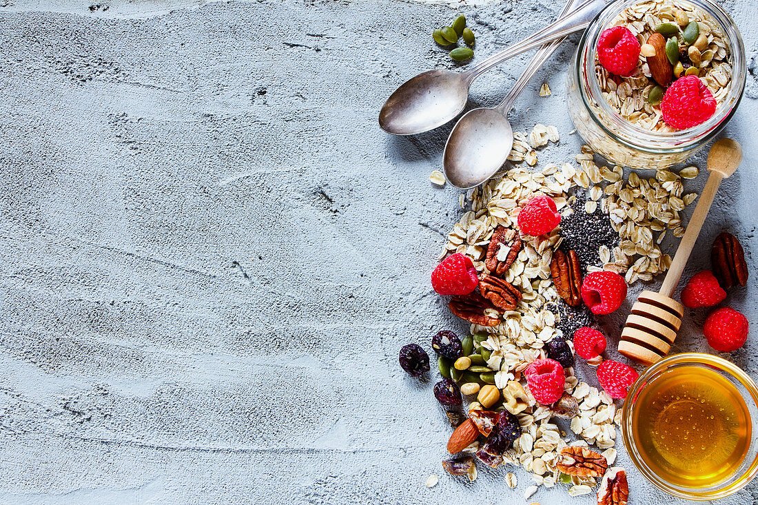 Gesunde Zutaten für Müsli und Smoothie mit Honig