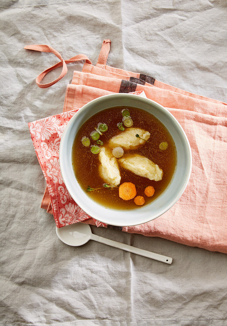 Griessnockensuppe mit Möhren und Erbsen