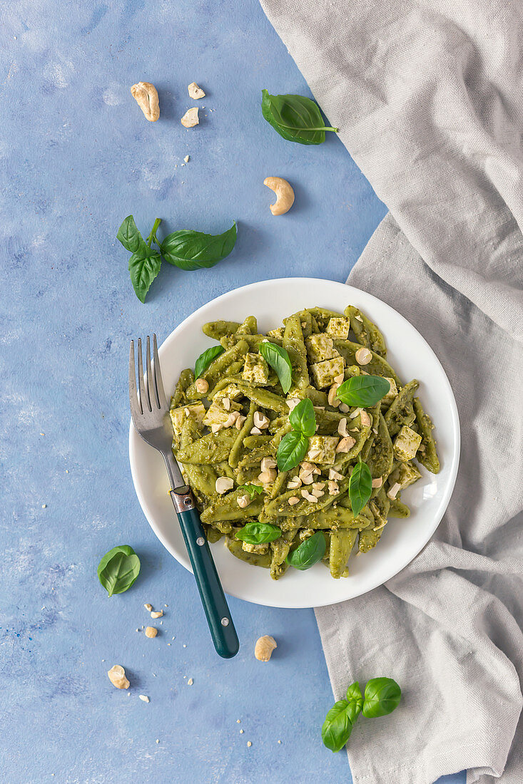 Green pasta with pesto and tofu