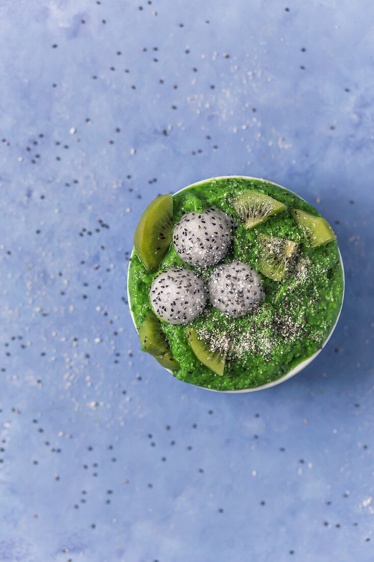 Grüne Smoothie-Bowl mit Kiwi und Pitaya