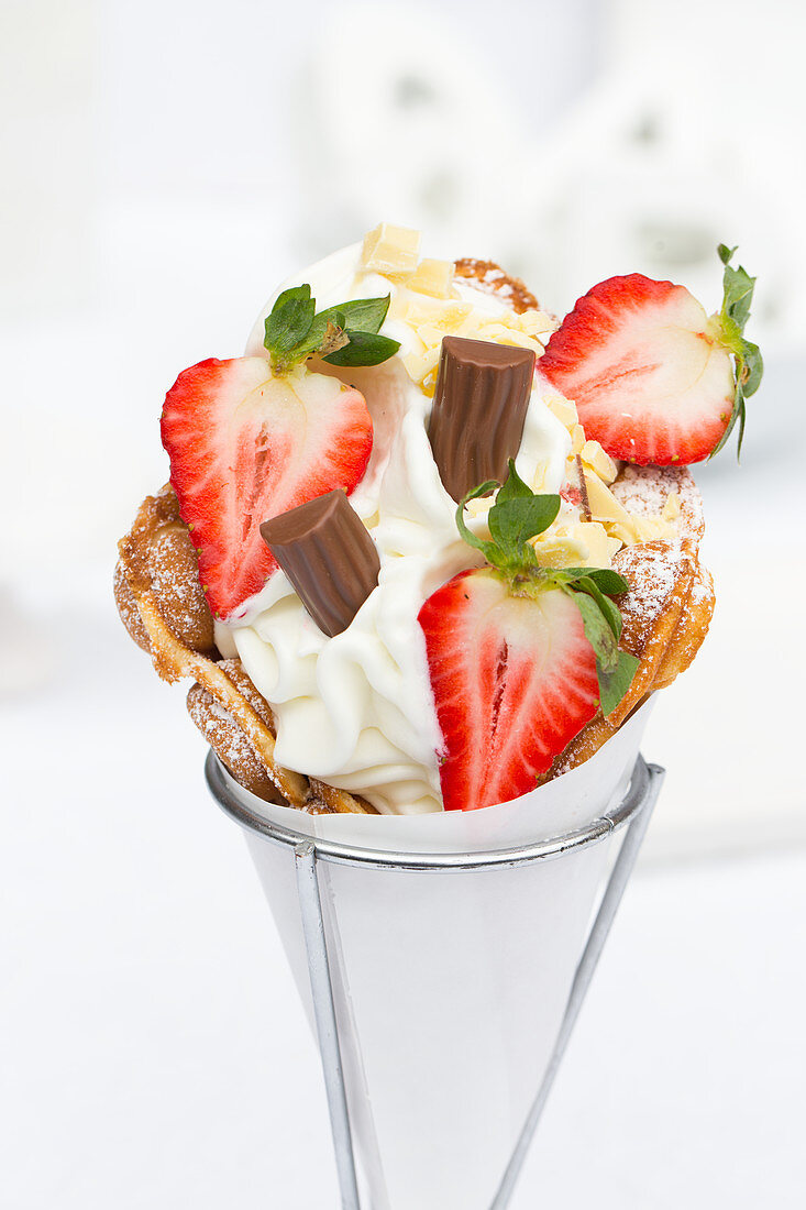 Bubble Waffle mit Frozen Yoghurt, Erdbeeren, weisser Schokolade und Yogurette